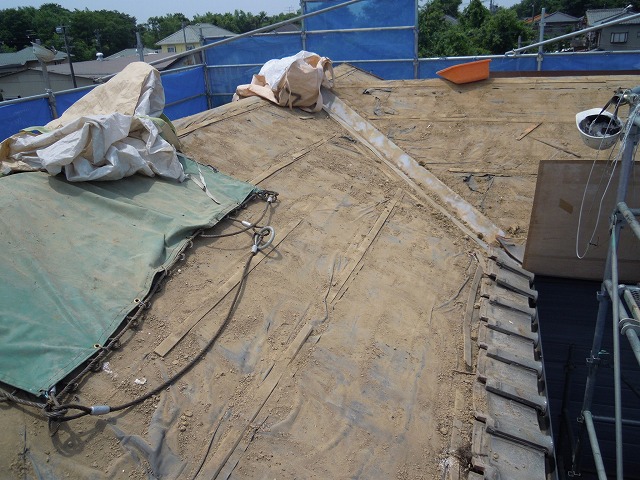 瓦と土を撤去した屋根